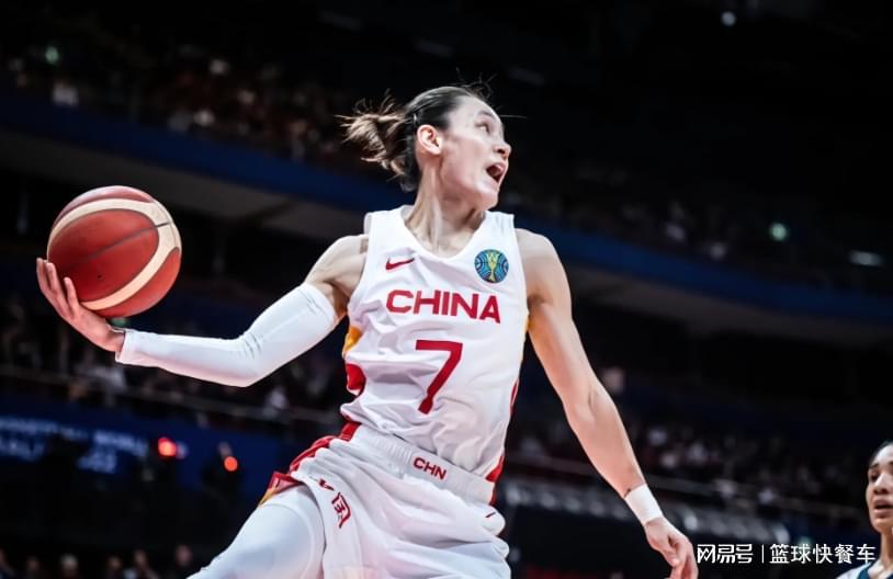 女篮晋级世界杯后遭质疑!前队长吐槽集训太长了:宫鲁鸣太老套了